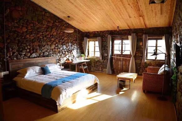 石屋柔乡 探寻两地石头民宿中的中式温情